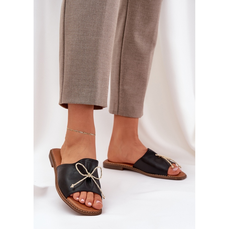 Chinelos de sola plana com um arco preto decorativo 2