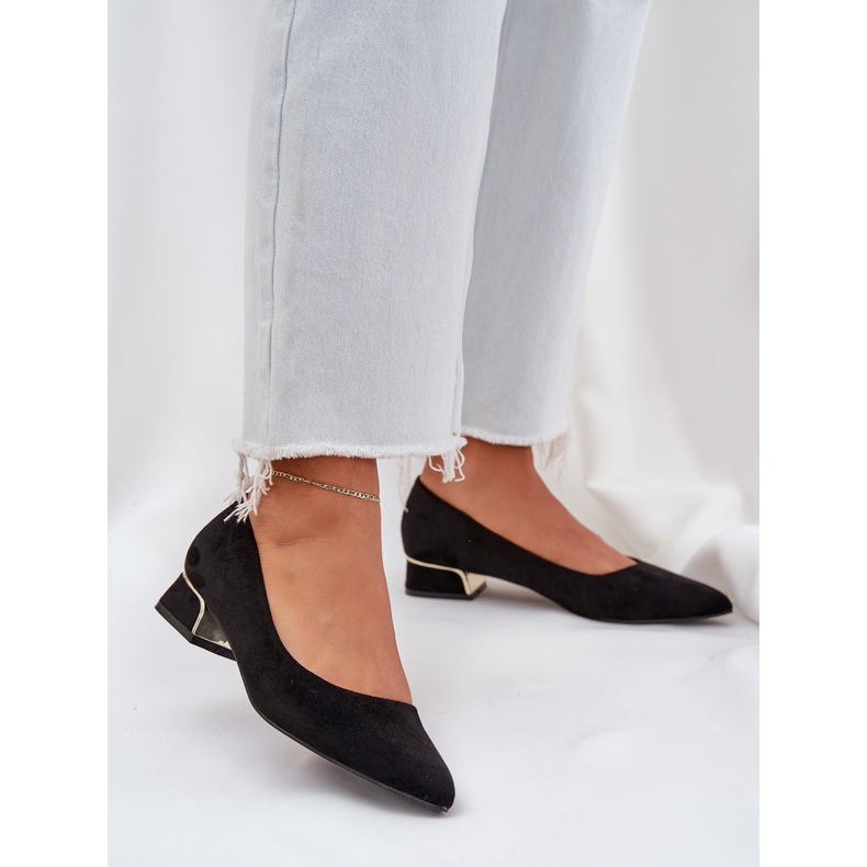 Bombas com saltos baixos e dedos pontuais pretos 2 Bombas com saltos baixos e dedos pontuais pretos 2