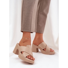 Flip -flops leves no posto de couro ecológico bege 2