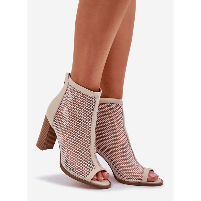 Sandálias no poste com o bege superior 1 Sandálias no poste com o bege superior 1