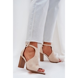 Sandálias no bege da luz do pilar da camurça ecológica 2