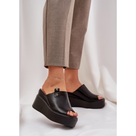 Slippers na plataforma e uma cunha de couro preto eco 2