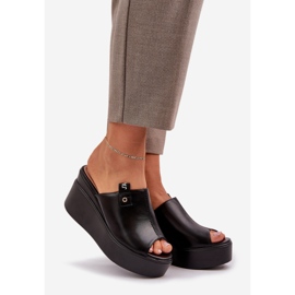 Slippers na plataforma e uma cunha de couro preto eco 1