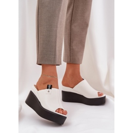 Slippers na plataforma e uma fatia de couro branco eco 2