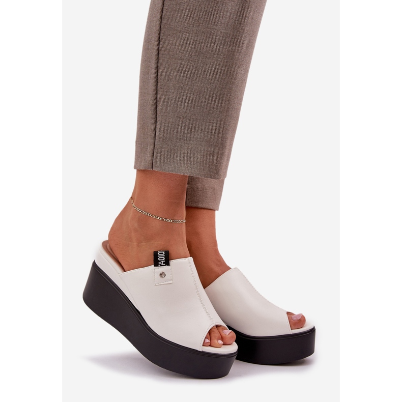 Slippers na plataforma e uma fatia de couro branco eco 1