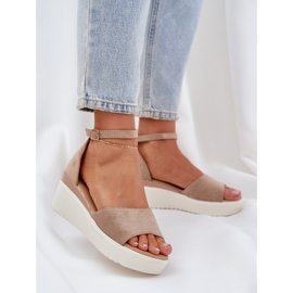 Sandálias leves na plataforma e uma cunha delicada bege 2