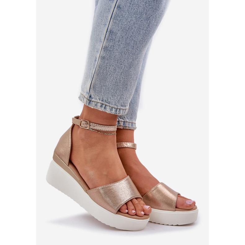 Sandálias leves na plataforma e delicadas cunhas douradas dourado 1