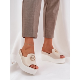 Baixos com uma decoração de contas leves bege 2 Baixos com uma decoração de contas leves bege 2