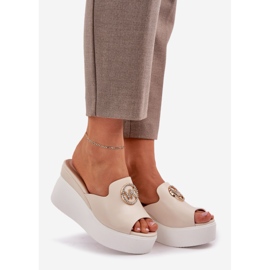 Baixos com uma decoração de contas leves bege 1 Baixos com uma decoração de contas leves bege 1