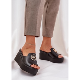 Slippers na plataforma e cunhas com uma decoração preta preto 2