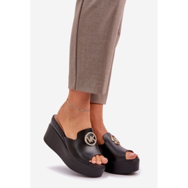Slippers na plataforma e cunhas com uma decoração preta preto 1