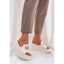 Slippers na plataforma e cunhas com um ornamento branco 2