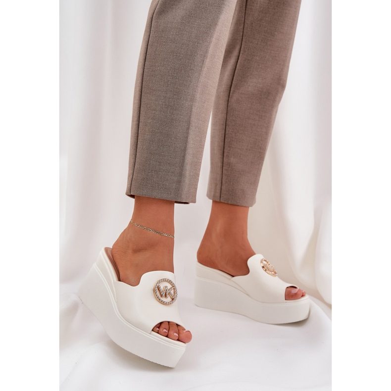 Slippers na plataforma e cunhas com um ornamento branco 2 Slippers na plataforma e cunhas com um ornamento branco 2