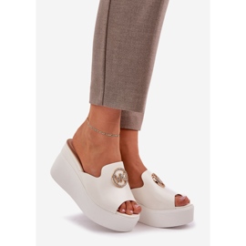 Slippers na plataforma e cunhas com um ornamento branco 1 Slippers na plataforma e cunhas com um ornamento branco 1