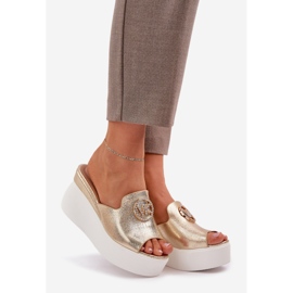 Slippers na plataforma e cunhas com um ornamento dourado 1
