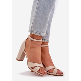 Sandálias em um salto de bar com bege de couro ecológico 1