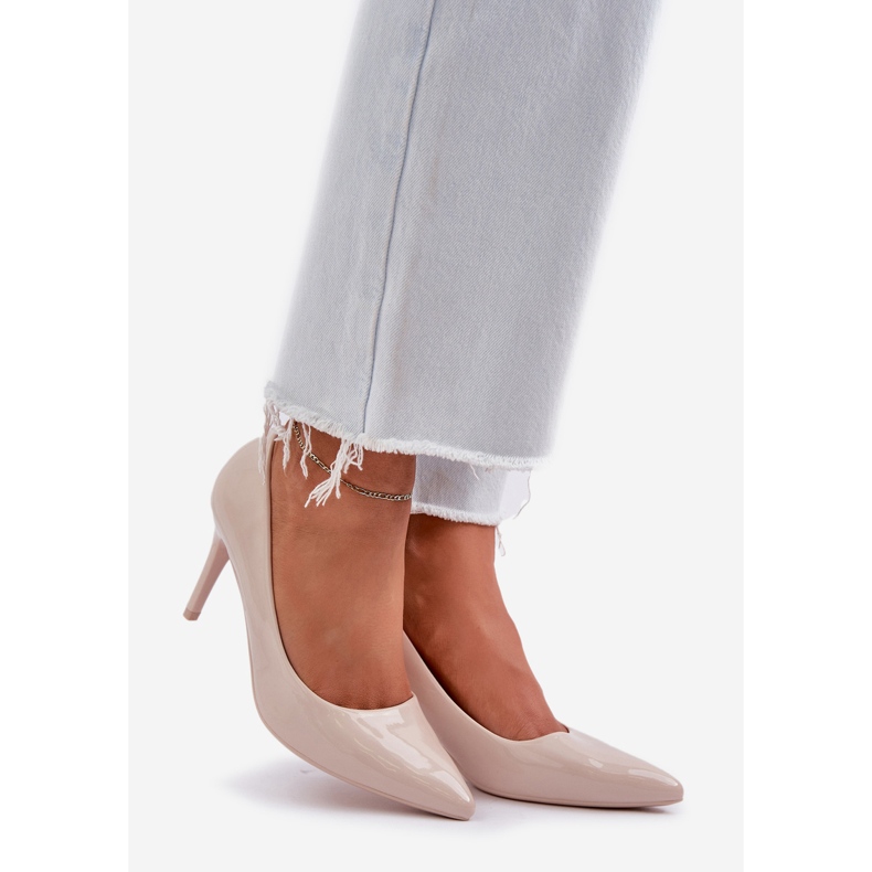 Saltos altos pintados com torradas pontiagudas bege 1 Saltos altos pintados com torradas pontiagudas bege 1