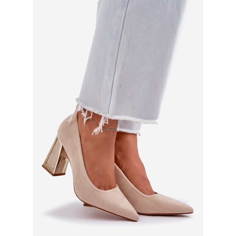 Bombas elegantes no nariz bege do pilar do ponteiro 1