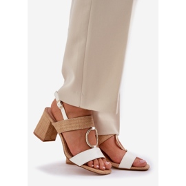 Sandálias brancas no bar bege 1 Sandálias brancas no bar bege 1