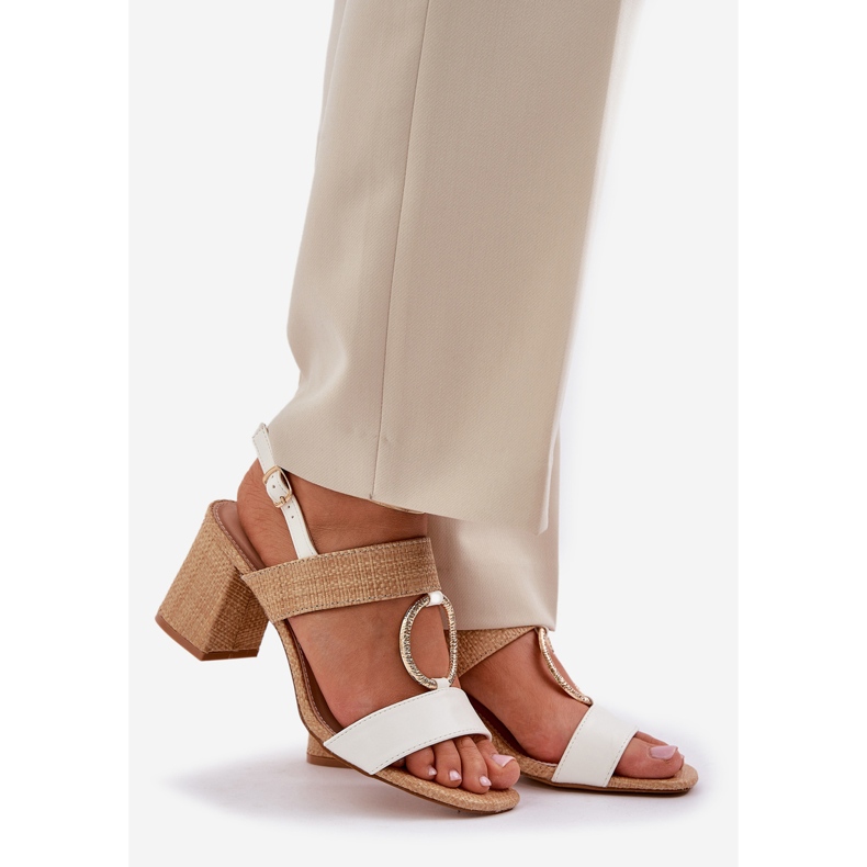 Sandálias brancas no bar bege 1