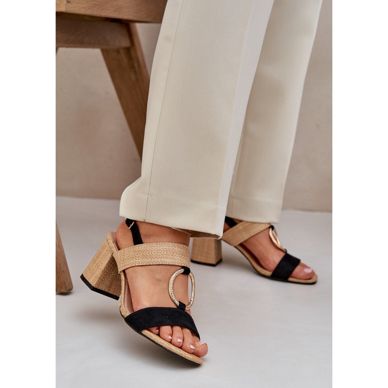 Sandálias pretas e bege no bar preto 2 Sandálias pretas e bege no bar preto 2