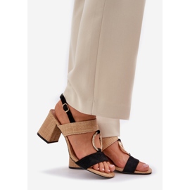 Sandálias pretas e bege no bar preto 1