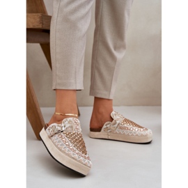 Chinelos decorados na plataforma bege 2