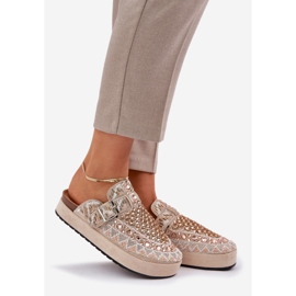 Chinelos decorados na plataforma bege 1