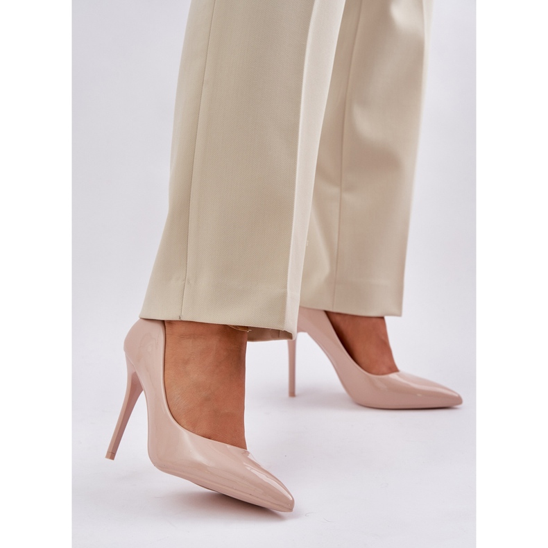 Saltos altos pintados com margem dos pés bege 2 Saltos altos pintados com margem dos pés bege 2