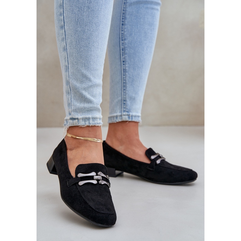 Mocassins com um ornamento em um delicado salto de salto Eco Black preto 2