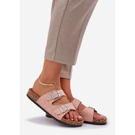 Flip -flops de material em uma sola de cortiça com fivelas rosa 1 Flip -flops de material em uma sola de cortiça com fivelas rosa 1