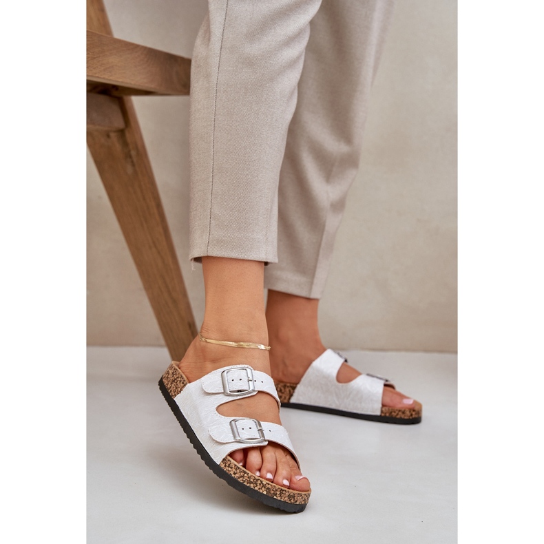 Flips de material em uma sola de cortiça com grampos cinza claro branco 2 Flips de material em uma sola de cortiça com grampos cinza claro branco 2