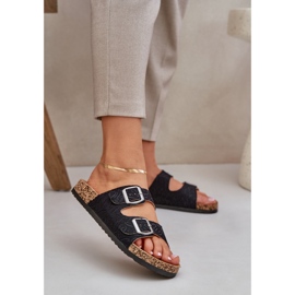 Chinelos de material em uma sola de cortiça com grampos pretos 2 Chinelos de material em uma sola de cortiça com grampos pretos 2