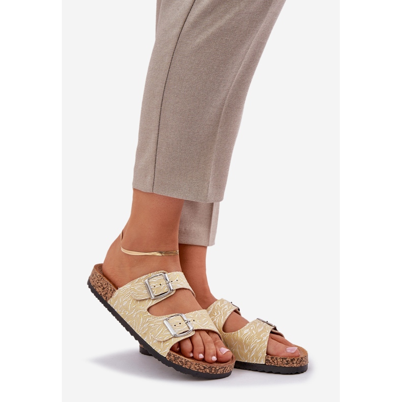 Chinelos de material em uma sola de cortiça com fivelas amarelas amarelo 1