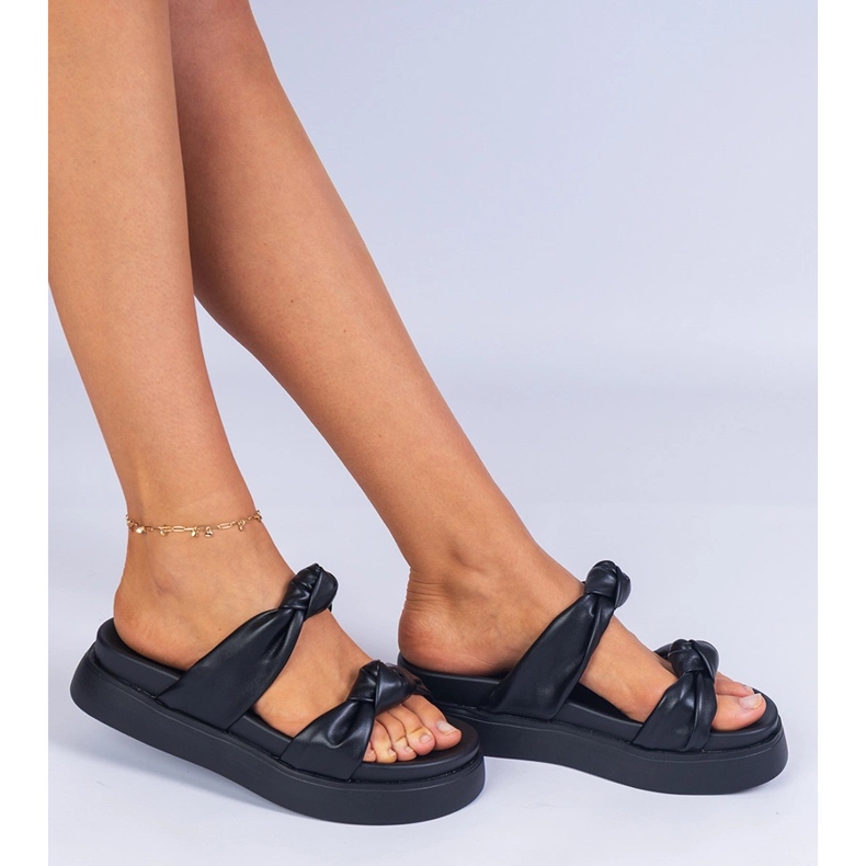 Chinelos pretos na plataforma 1