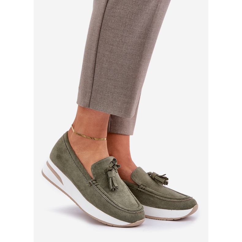 Mocassins em um delicado casas ecológicas verde 1