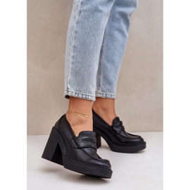 Bombas em um pilar enorme com couro ecológico preto 2