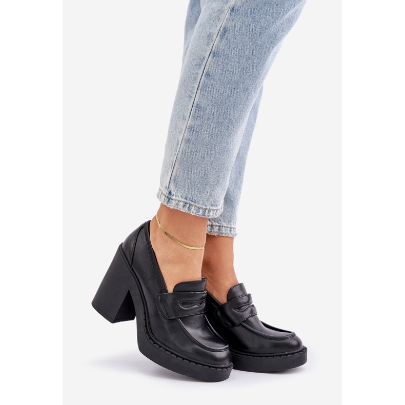 Bombas em um pilar enorme com couro ecológico preto 1