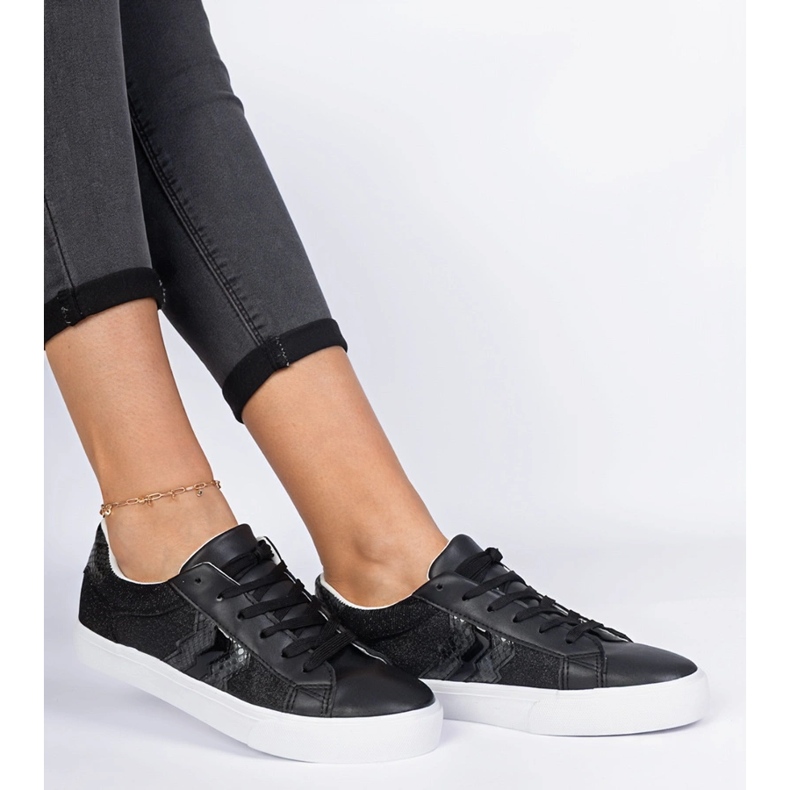 Tênis negros com um motivo animal decorado com glitter preto 2