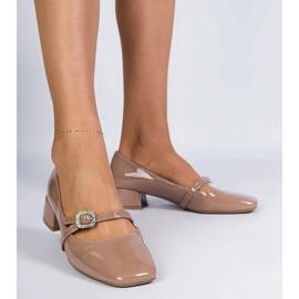Bombas elegantes marrons decoradas com zircões castanho 1