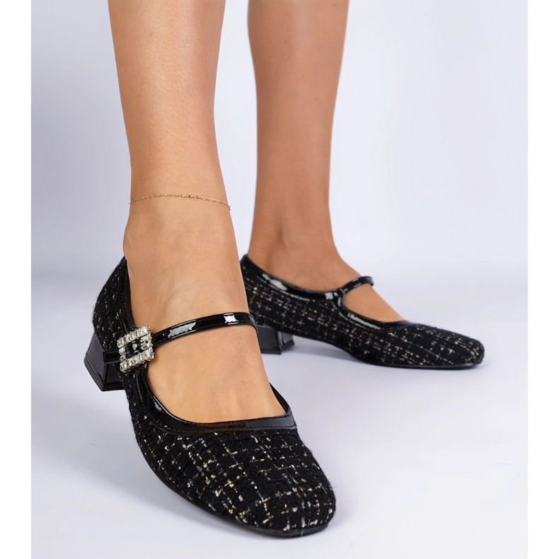 Bombas pretas com acabamento de material com zircões preto 1