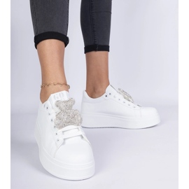 Tênis de mulheres brancas decoradas com um ursinho de pelúcia em strass branco 1 Tênis de mulheres brancas decoradas com um ursinho de pelúcia em strass branco 1