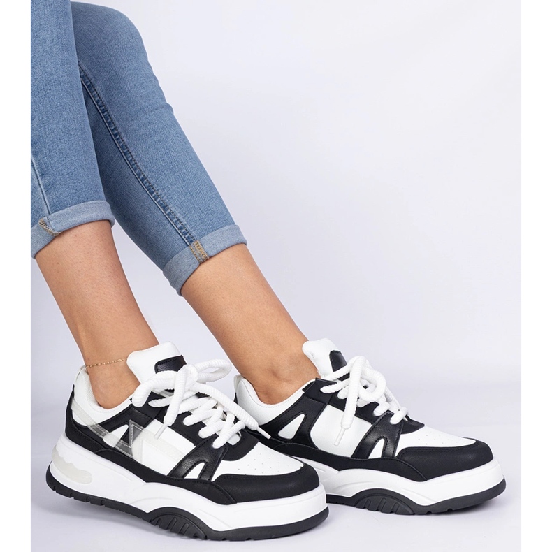 Tênis preto e branco com cadarços grossos 1 Tênis preto e branco com cadarços grossos 1