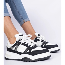 Tênis preto e branco com cadarços grossos 2 Tênis preto e branco com cadarços grossos 2