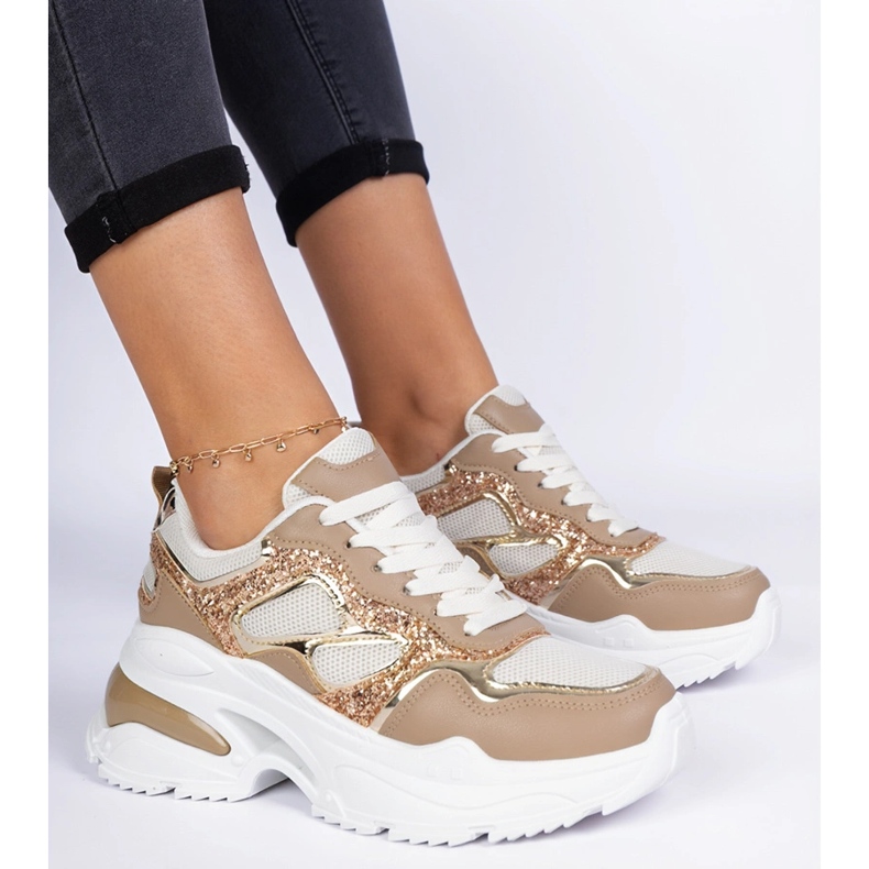 Tênis de mulheres marrons decoradas com glitter castanho 1 Tênis de mulheres marrons decoradas com glitter castanho 1