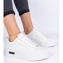 Tênis de material de mulheres brancas na plataforma branco 1