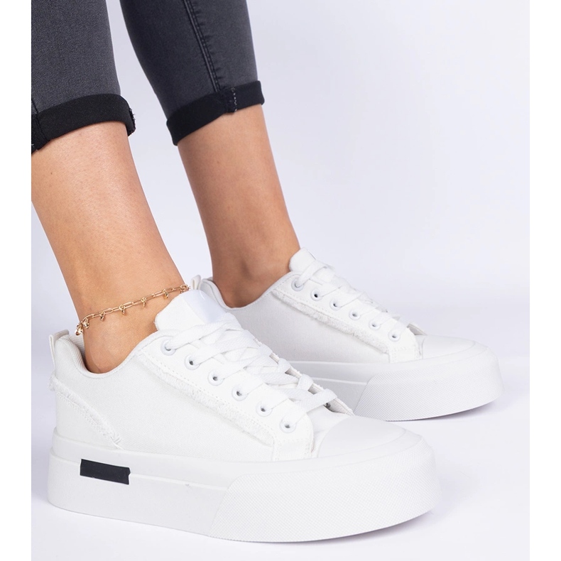 Tênis de material de mulheres brancas na plataforma branco 1