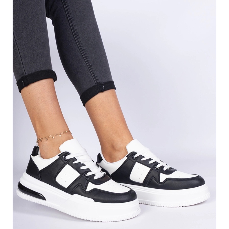 Tênis feminino preto e branco com sola grossa 2