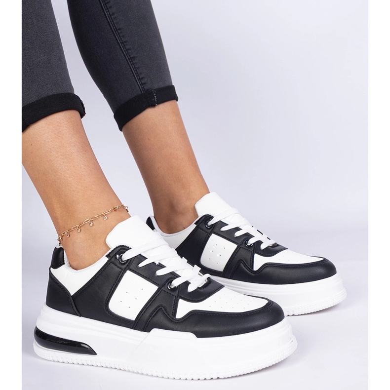 Tênis feminino preto e branco com sola grossa 1