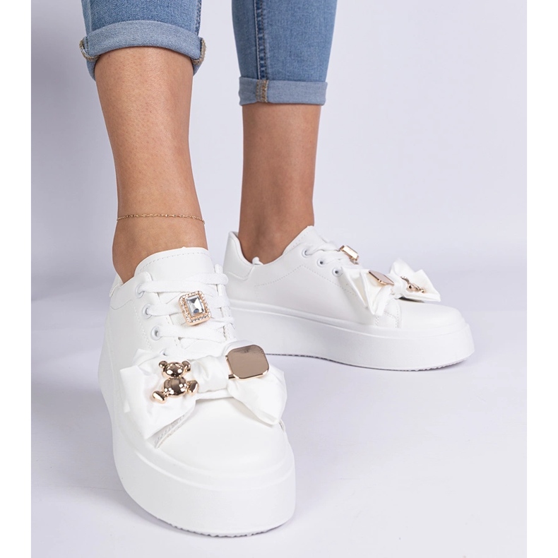 Tênis brancos femininos decorados com um urso 1